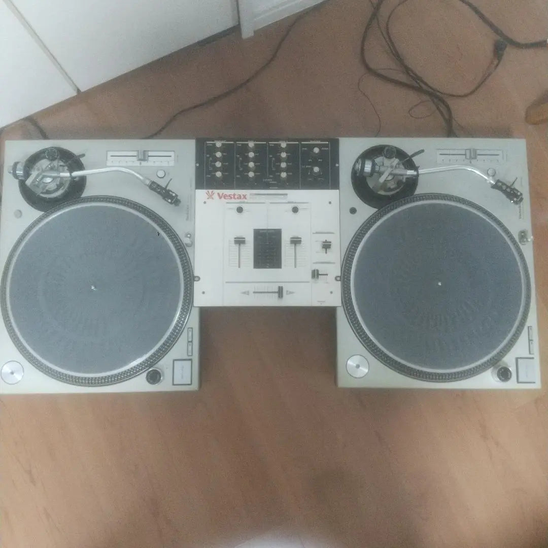 Tocadiscos Technics x 2, mezclador Vestax x 1 | Technics ターンテーブル×2台、Vestax ミキサー×1台