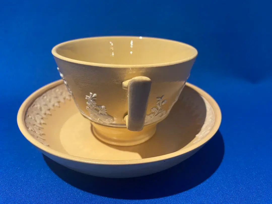 Taza y platillo de madera en forma de cuña