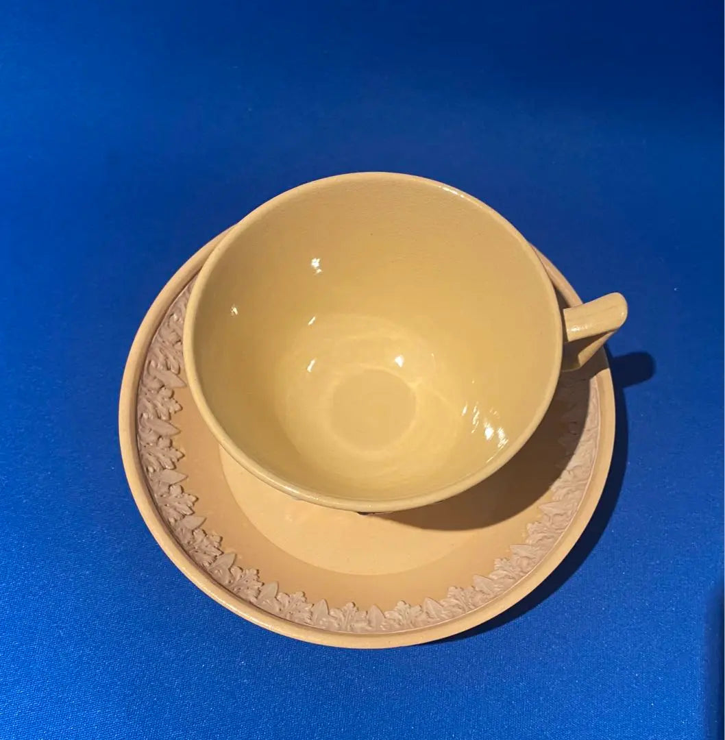 Taza y platillo de madera en forma de cuña