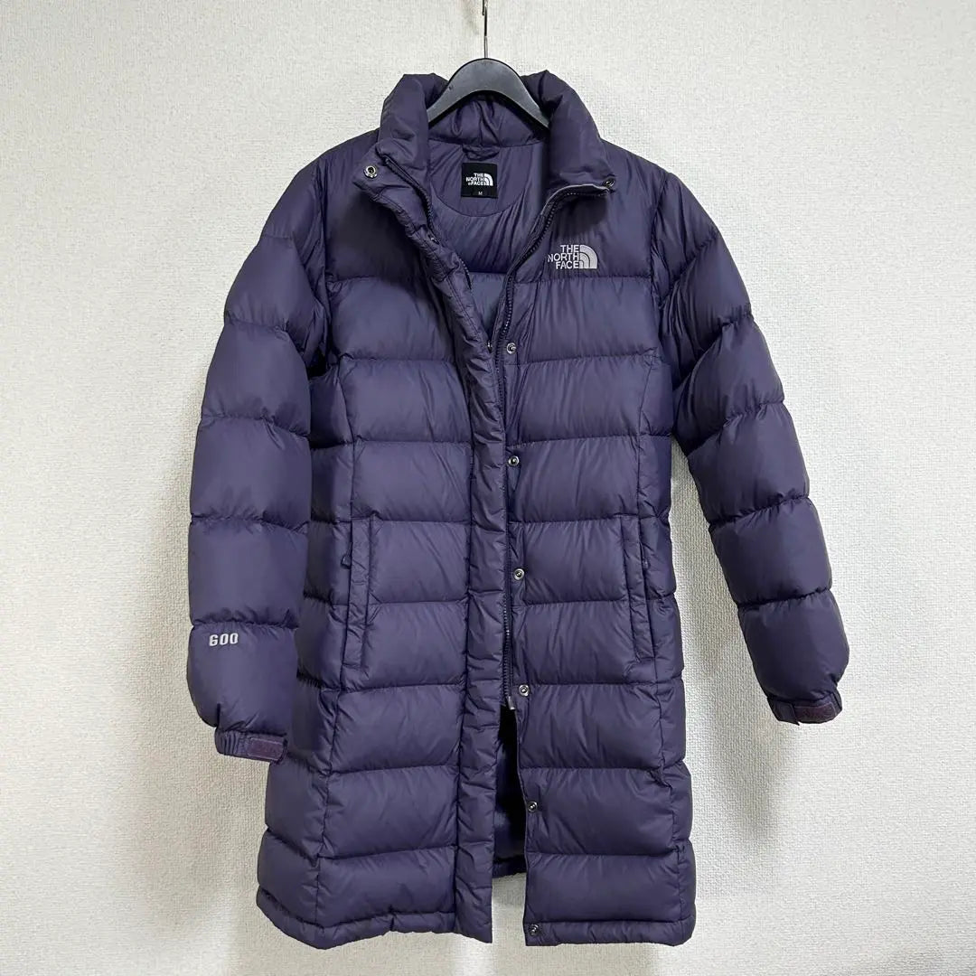 Popular en excelentes condiciones, abrigo de plumas North Face para mujer M, capucha removible, bordado del logotipo