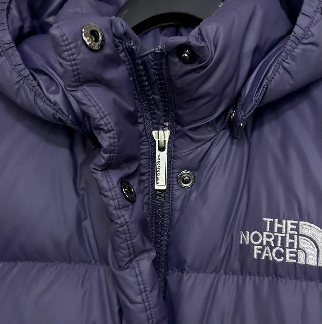 Popular en excelentes condiciones, abrigo de plumas North Face para mujer M, capucha removible, bordado del logotipo