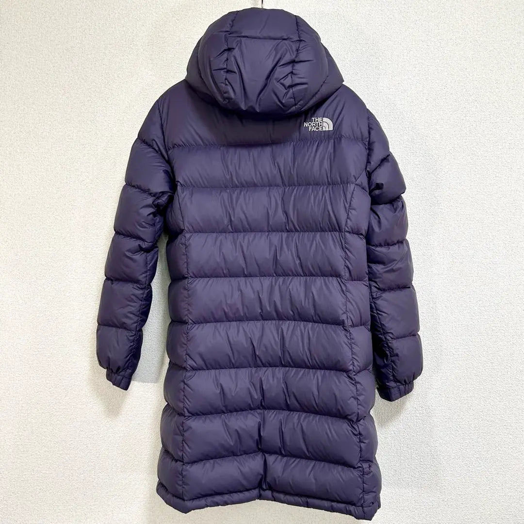 Popular en excelentes condiciones, abrigo de plumas North Face para mujer M, capucha removible, bordado del logotipo