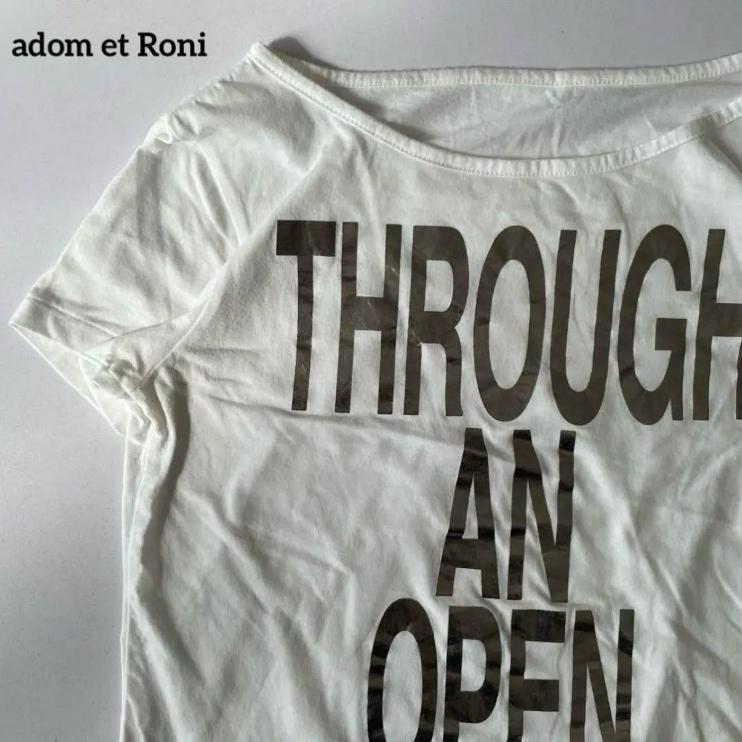 Camiseta blanca con estampado inglés Adom et Roni | adom et Roni 英字プリントホワイトTシャツ