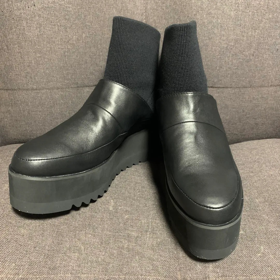 Brand new and unused ⭐︎gomme rubber socks booties black L