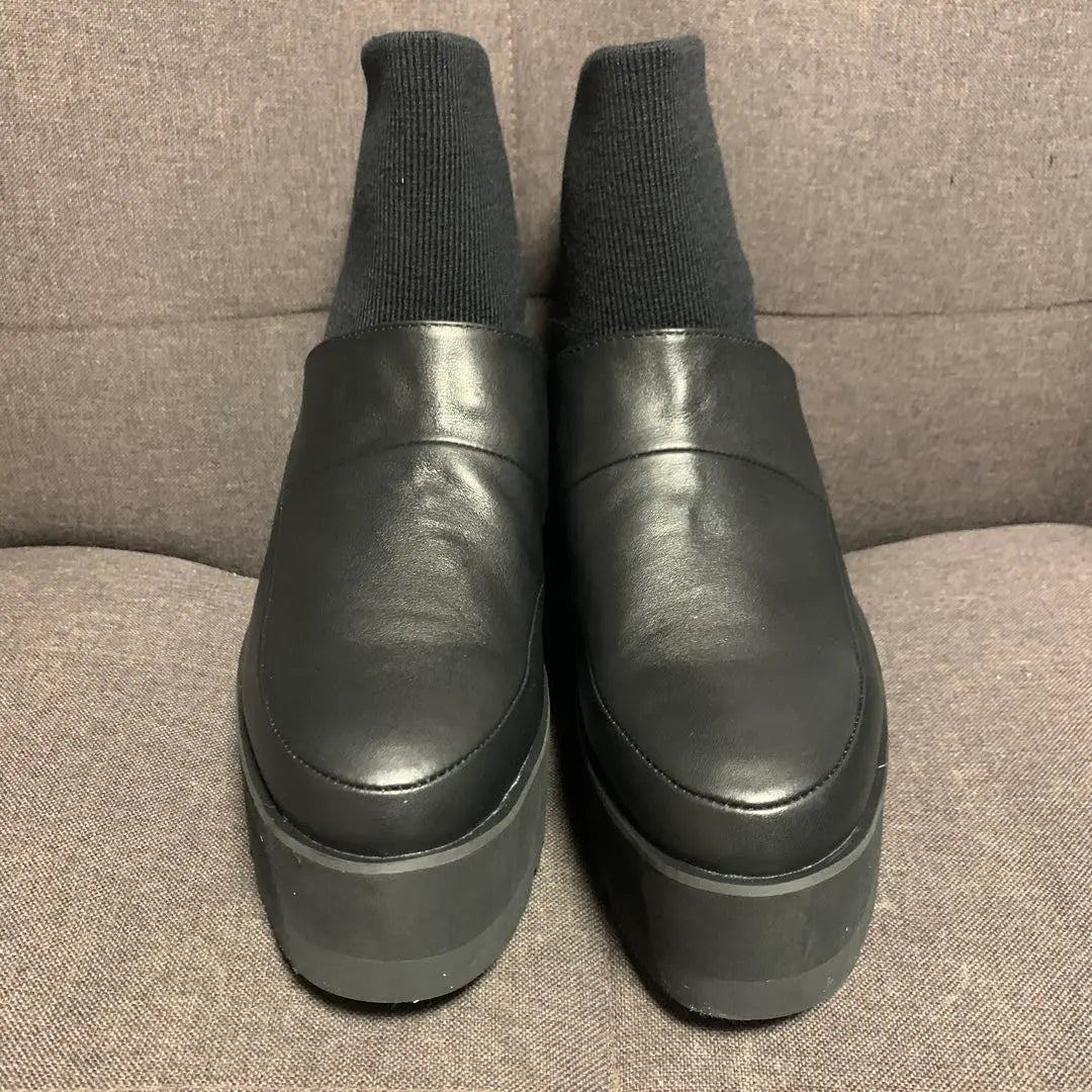 Brand new and unused ⭐︎gomme rubber socks booties black L