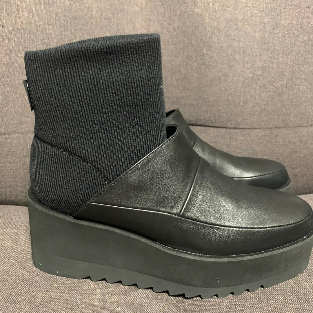 Brand new and unused ⭐︎gomme rubber socks booties black L