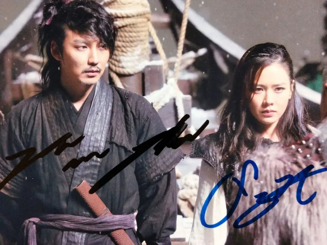 2L size photo with Kim Nam-gil and Son Ye-jin autographed...Pirates