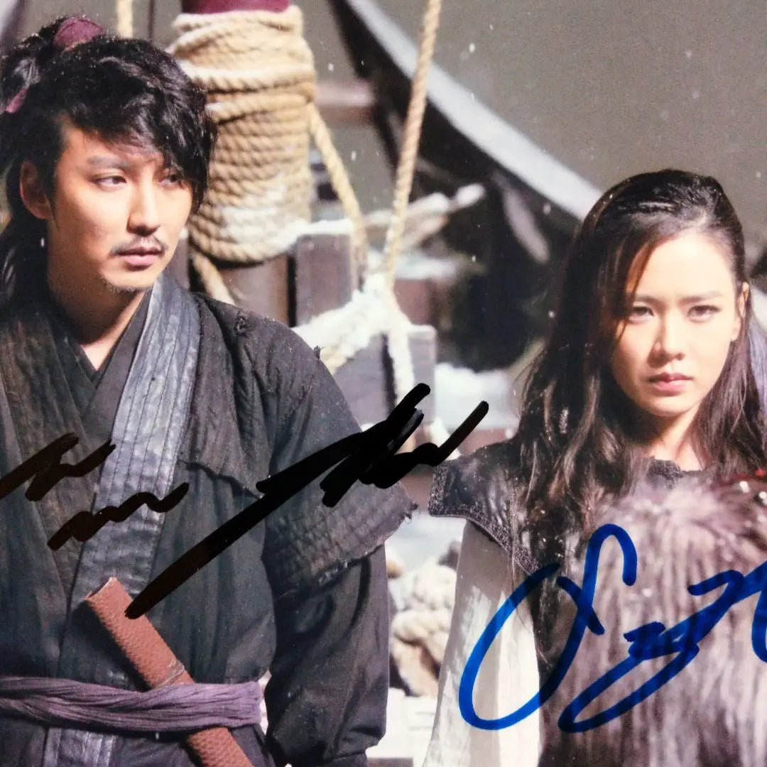 2L size photo with Kim Nam-gil and Son Ye-jin autographed...Pirates