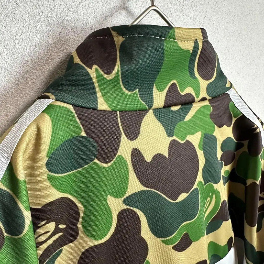 Jersey de colaboración adidas × A BATHING APE con camuflaje Firebird L