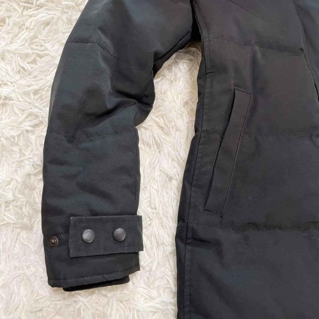 Abrigo de plumas Mackenzie de Canada Goose, talla S, parche bordado de piel negra