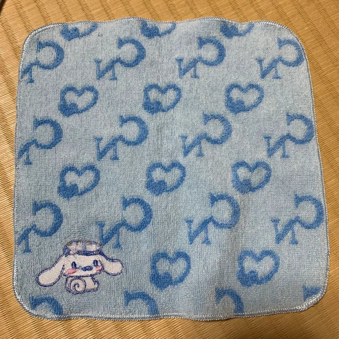 Toalla con etiqueta con nombre y pañuelo de Cinnamoroll sin usar