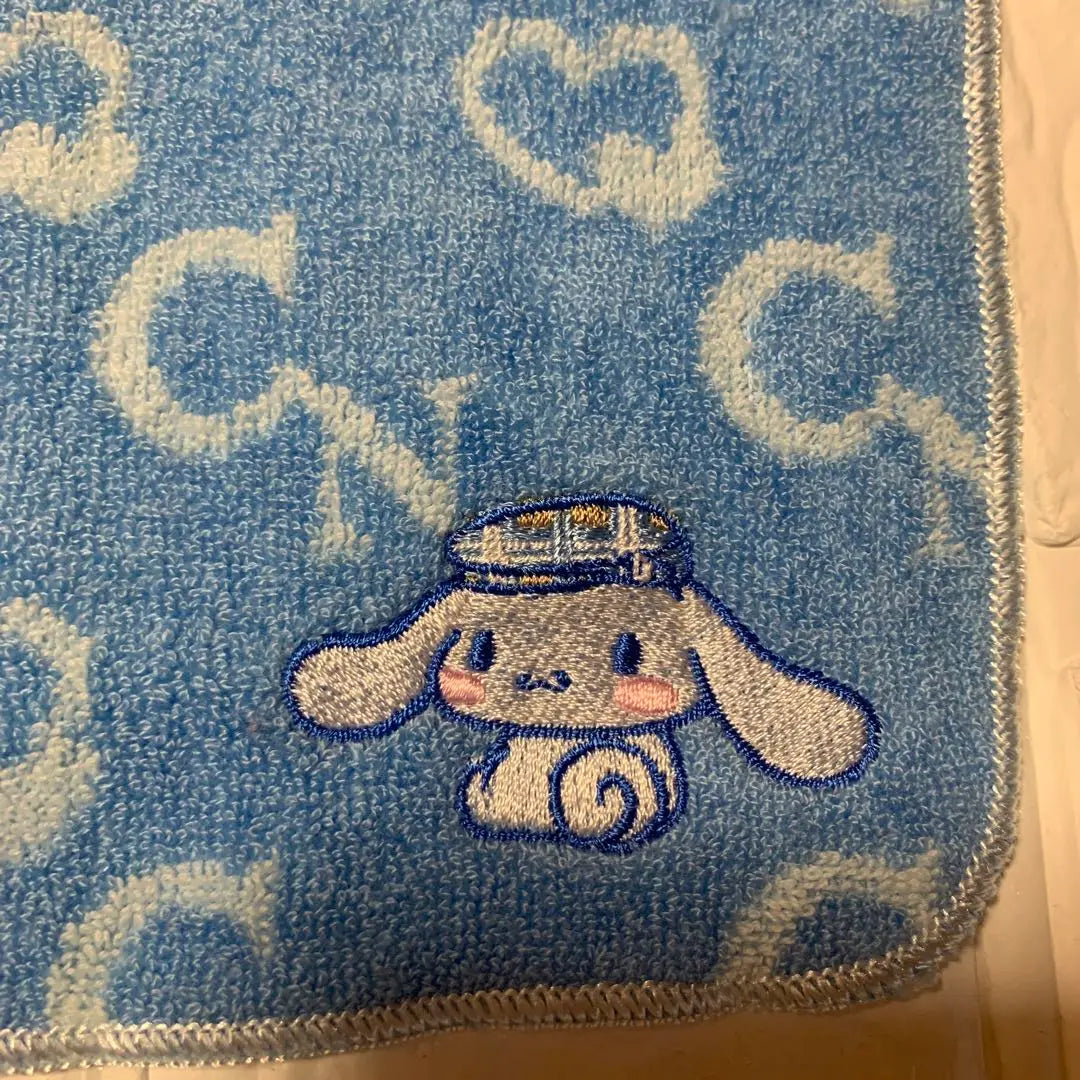 Toalla con etiqueta con nombre y pañuelo de Cinnamoroll sin usar