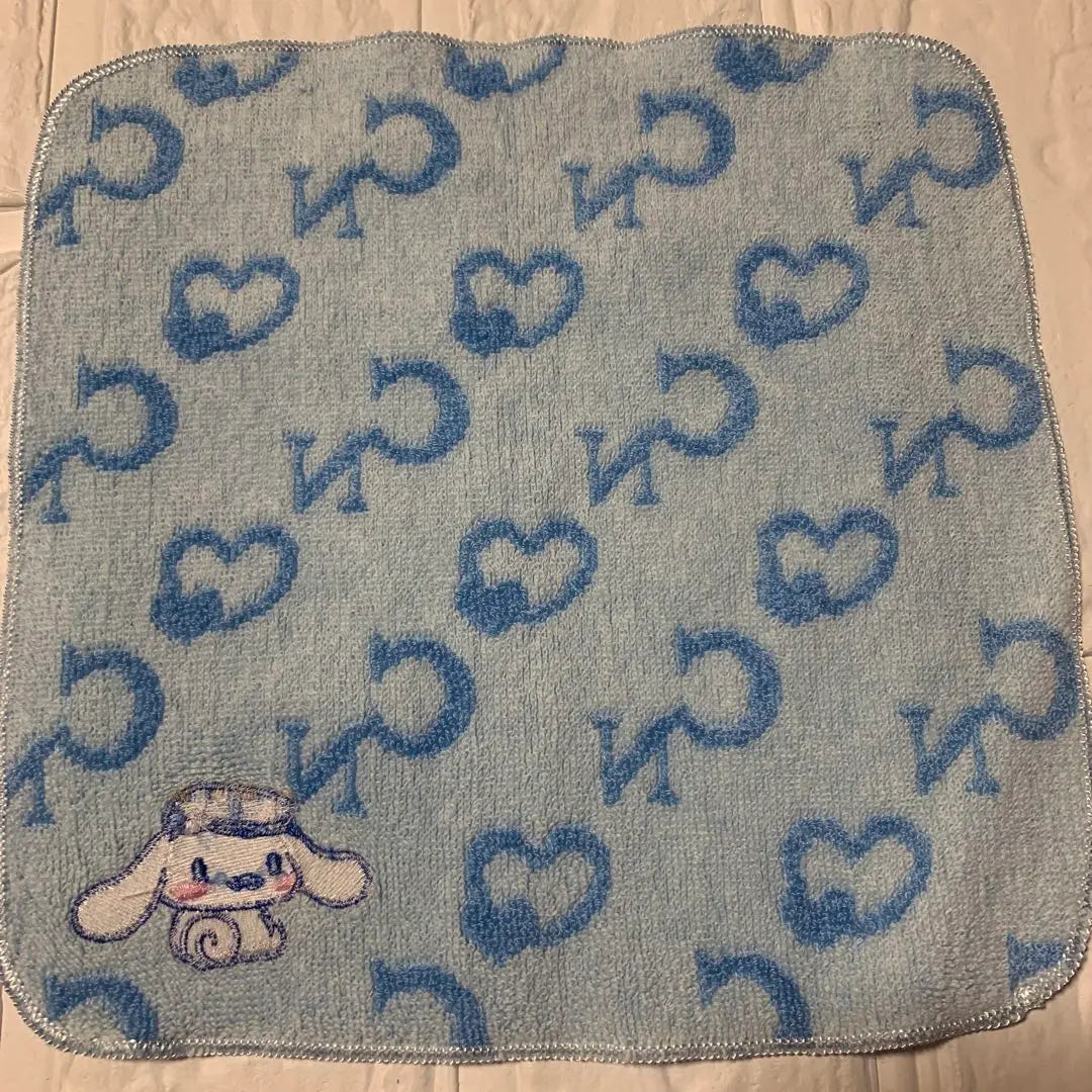 Toalla con etiqueta con nombre y pañuelo de Cinnamoroll sin usar