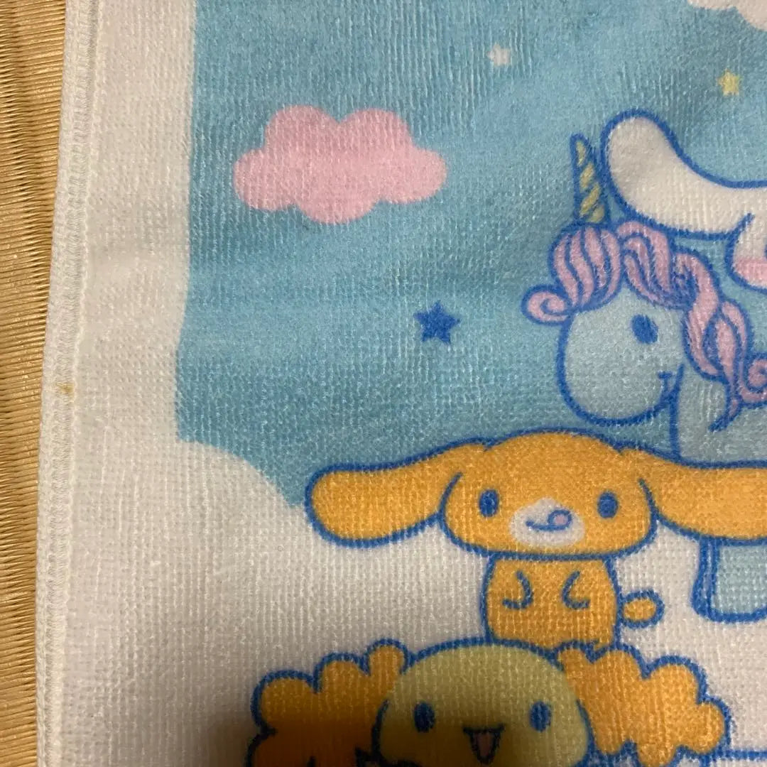 Toalla con etiqueta con nombre y pañuelo de Cinnamoroll sin usar