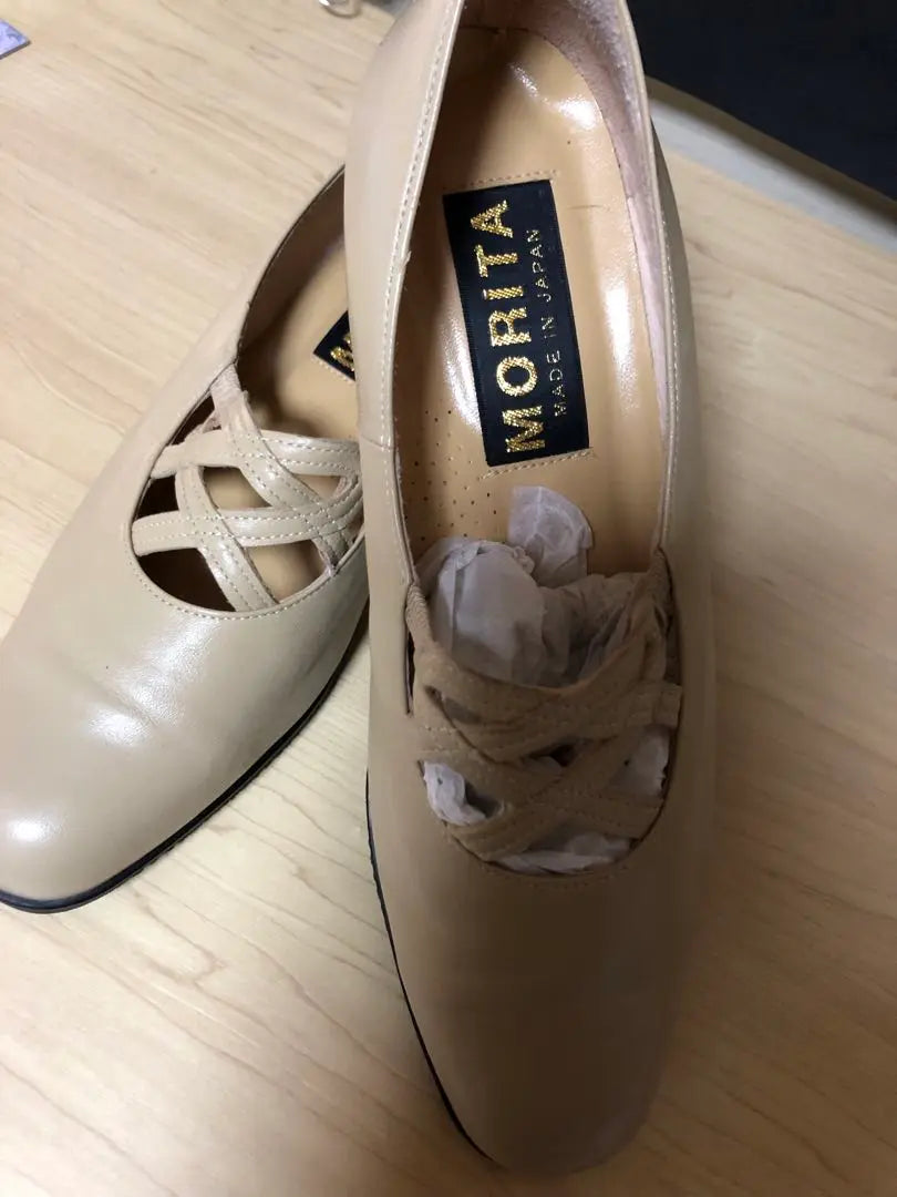 MORITA Beige Cross Strap Pumps