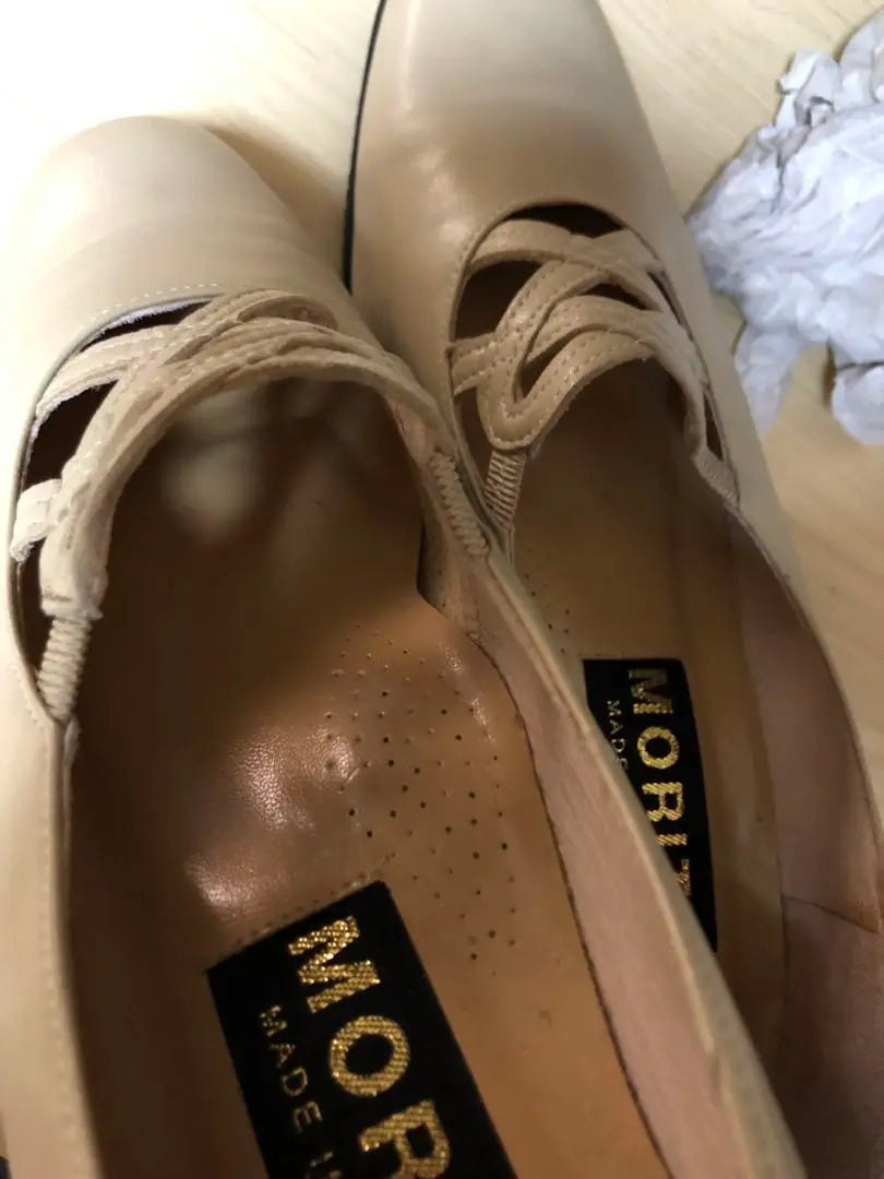 MORITA Beige Cross Strap Pumps