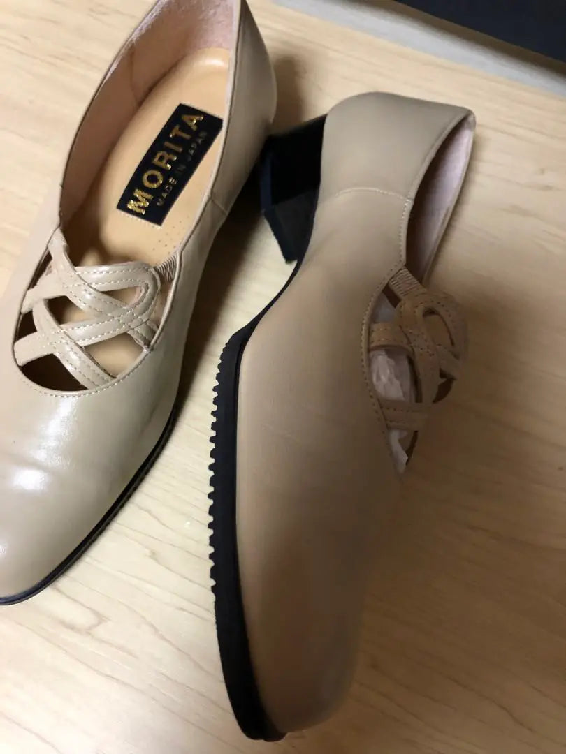 MORITA Beige Cross Strap Pumps