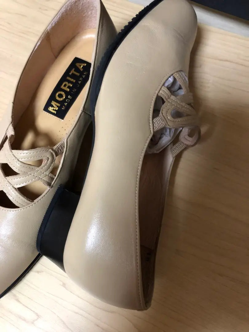 MORITA Beige Cross Strap Pumps