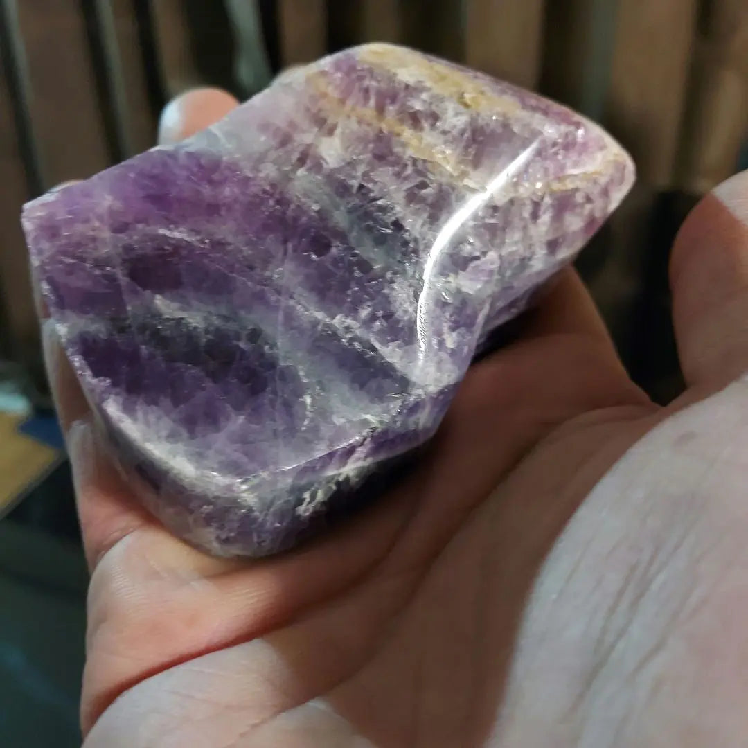 Hermoso morado ♪ ¡Más de 300 g de tamaño! Fluorita Pulido de superficies de piedra cruda de fluorita 300 | 綺麗な紫色♪ 大きな300ｇ超！螢石 フローライト 原石 表面磨き 300