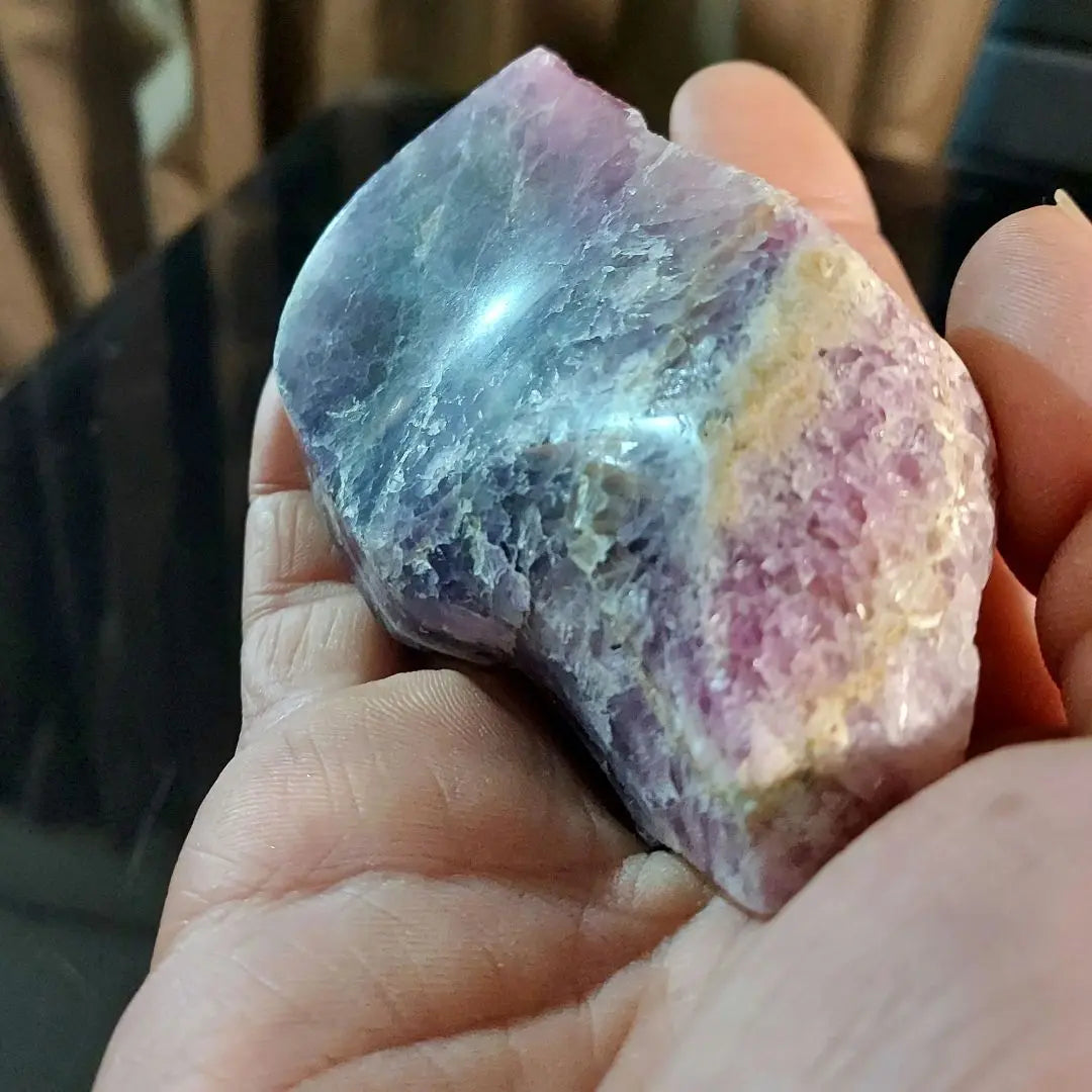 Hermoso morado ♪ ¡Más de 300 g de tamaño! Fluorita Pulido de superficies de piedra cruda de fluorita 300 | 綺麗な紫色♪ 大きな300ｇ超！螢石 フローライト 原石 表面磨き 300