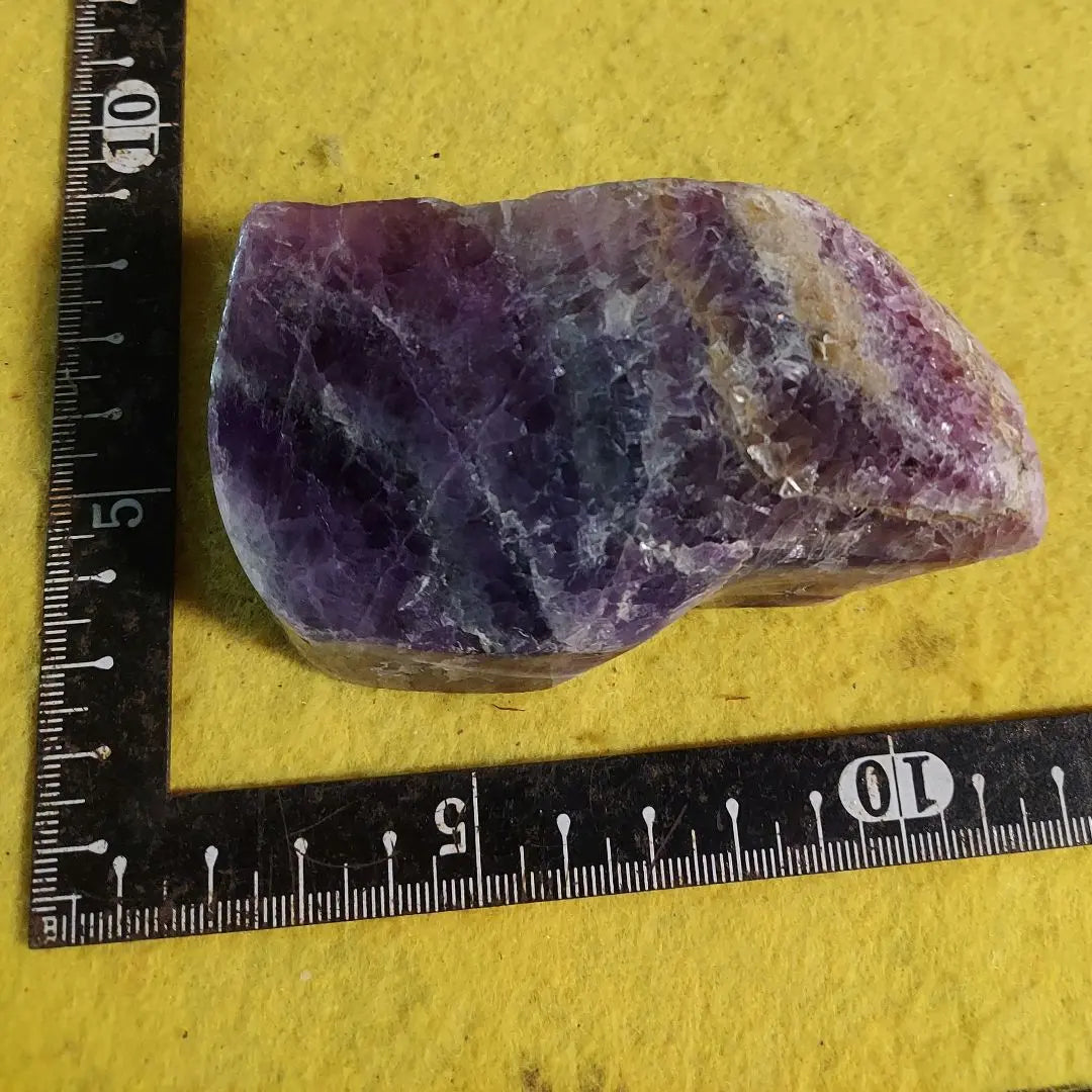 Hermoso morado ♪ ¡Más de 300 g de tamaño! Fluorita Pulido de superficies de piedra cruda de fluorita 300 | 綺麗な紫色♪ 大きな300ｇ超！螢石 フローライト 原石 表面磨き 300