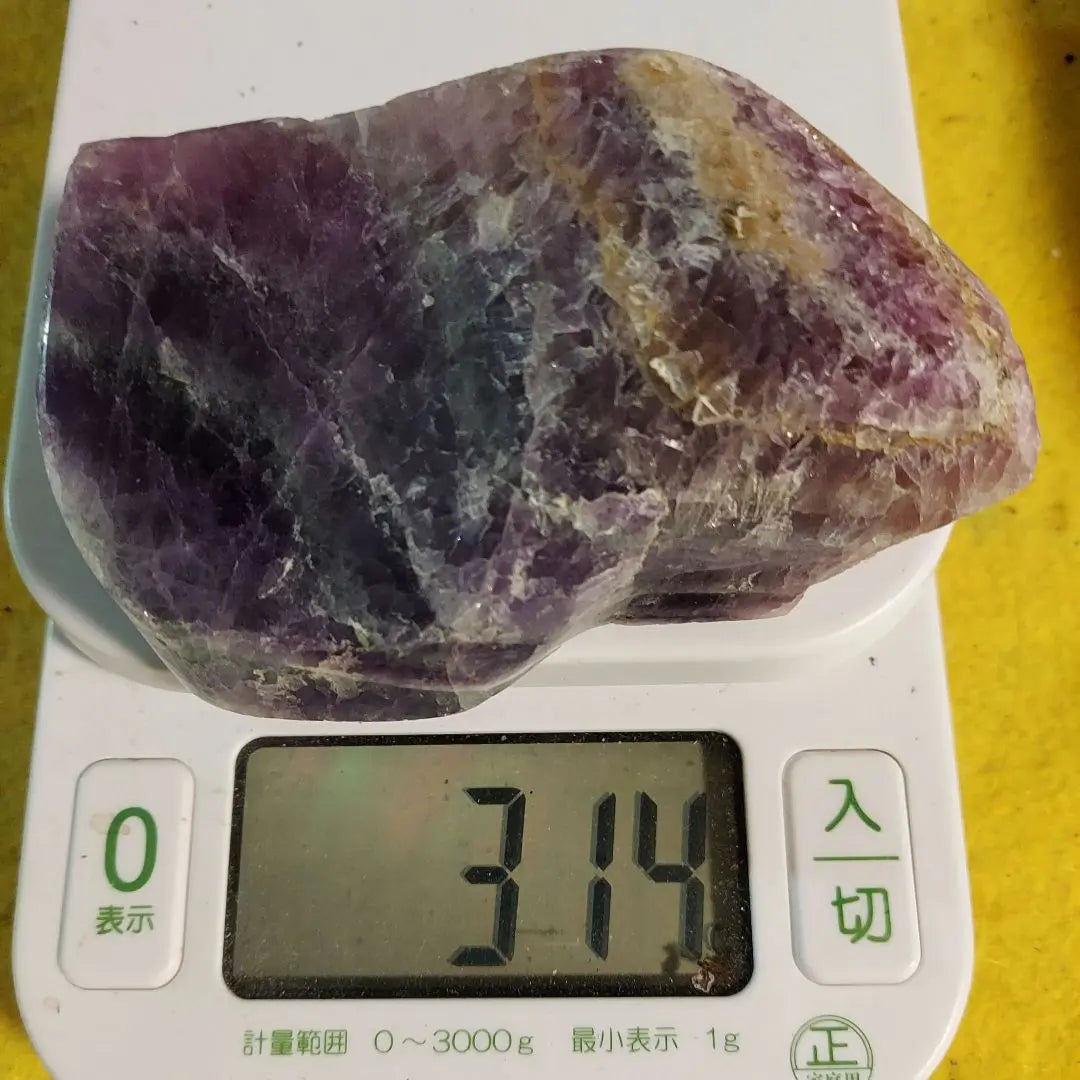 Hermoso morado ♪ ¡Más de 300 g de tamaño! Fluorita Pulido de superficies de piedra cruda de fluorita 300 | 綺麗な紫色♪ 大きな300ｇ超！螢石 フローライト 原石 表面磨き 300