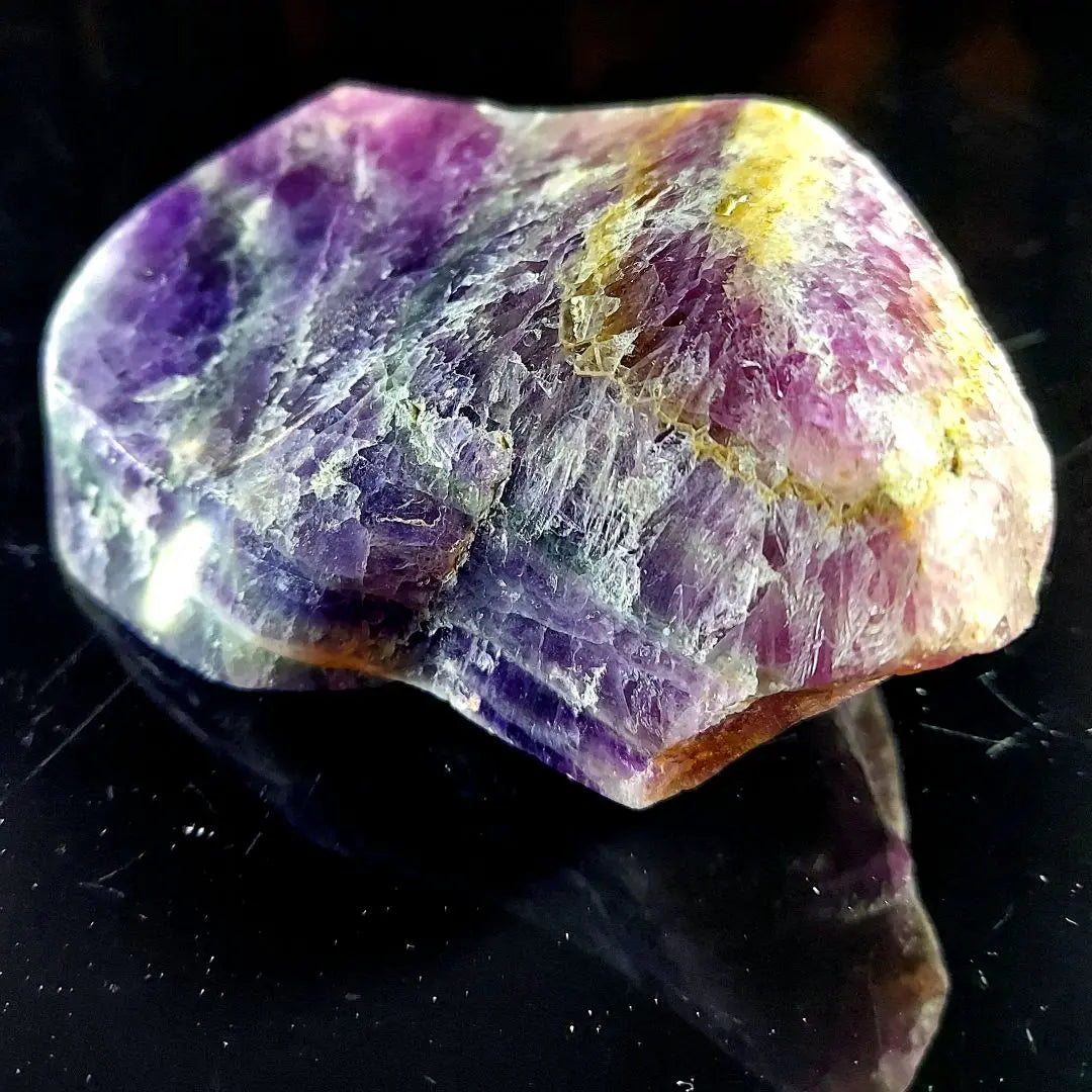 Hermoso morado ♪ ¡Más de 300 g de tamaño! Fluorita Pulido de superficies de piedra cruda de fluorita 300 | 綺麗な紫色♪ 大きな300ｇ超！螢石 フローライト 原石 表面磨き 300