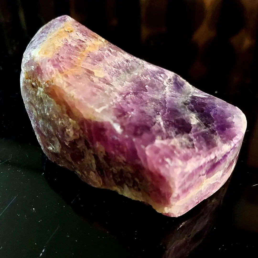 Hermoso morado ♪ ¡Más de 300 g de tamaño! Fluorita Pulido de superficies de piedra cruda de fluorita 300 | 綺麗な紫色♪ 大きな300ｇ超！螢石 フローライト 原石 表面磨き 300