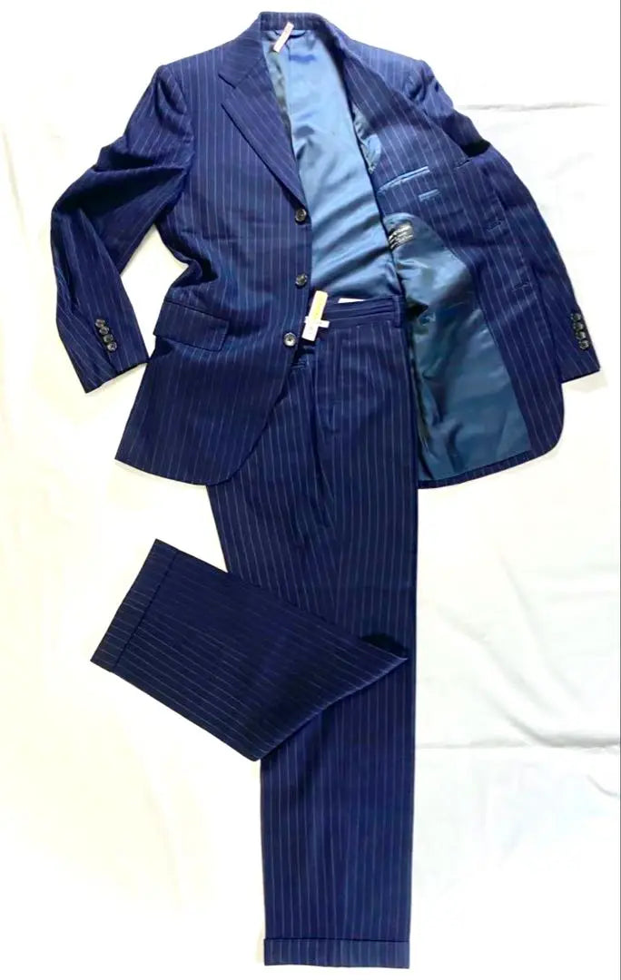 In good condition! Barneys New York Setup Suit British Fabric Tailor Lodge