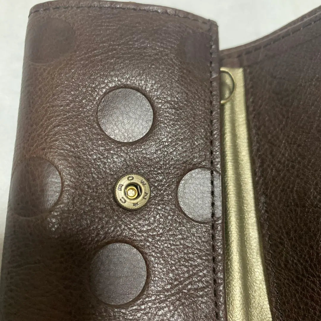 Estuche para llaves de cuero marrón con estampado de puntos