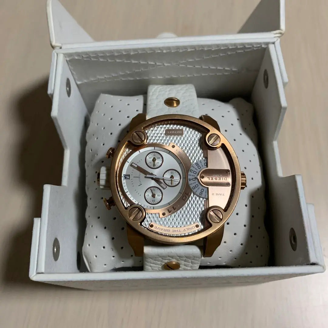 Reloj Diesel con correa de cuero color oro rosa