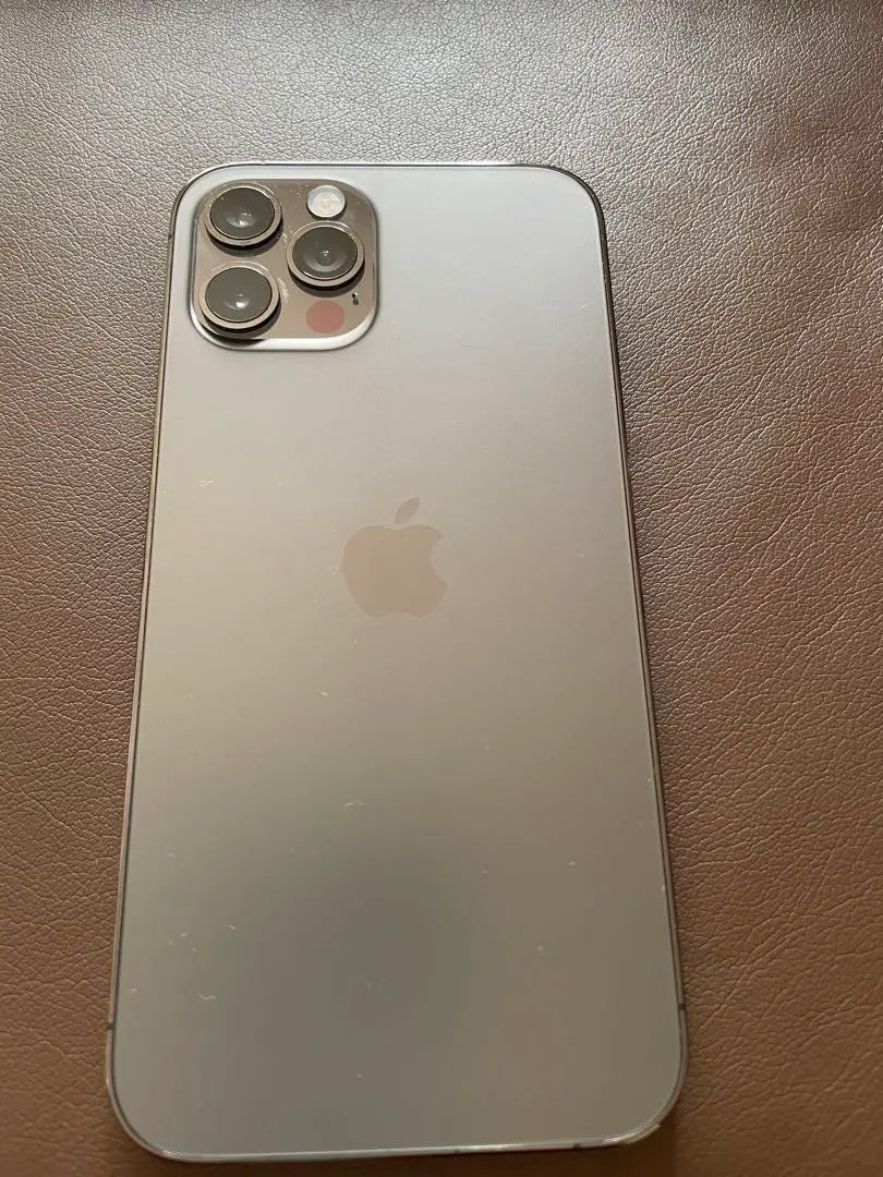 Apple iPhone 12 Pro con cuerpo plateado