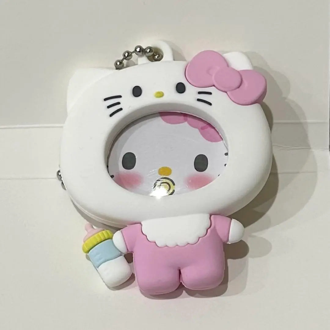 Mascota de la insignia con foto de Sanrio: gatito bebé