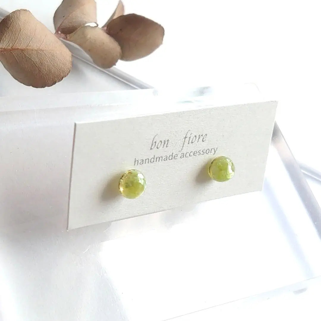 No.182 Handmade earrings resin shell small 1 grain green push