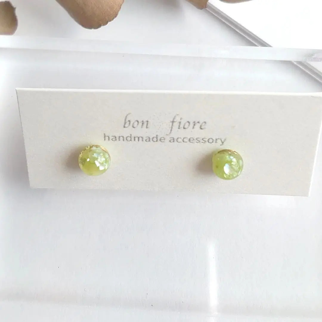 No.182 Handmade earrings resin shell small 1 grain green push