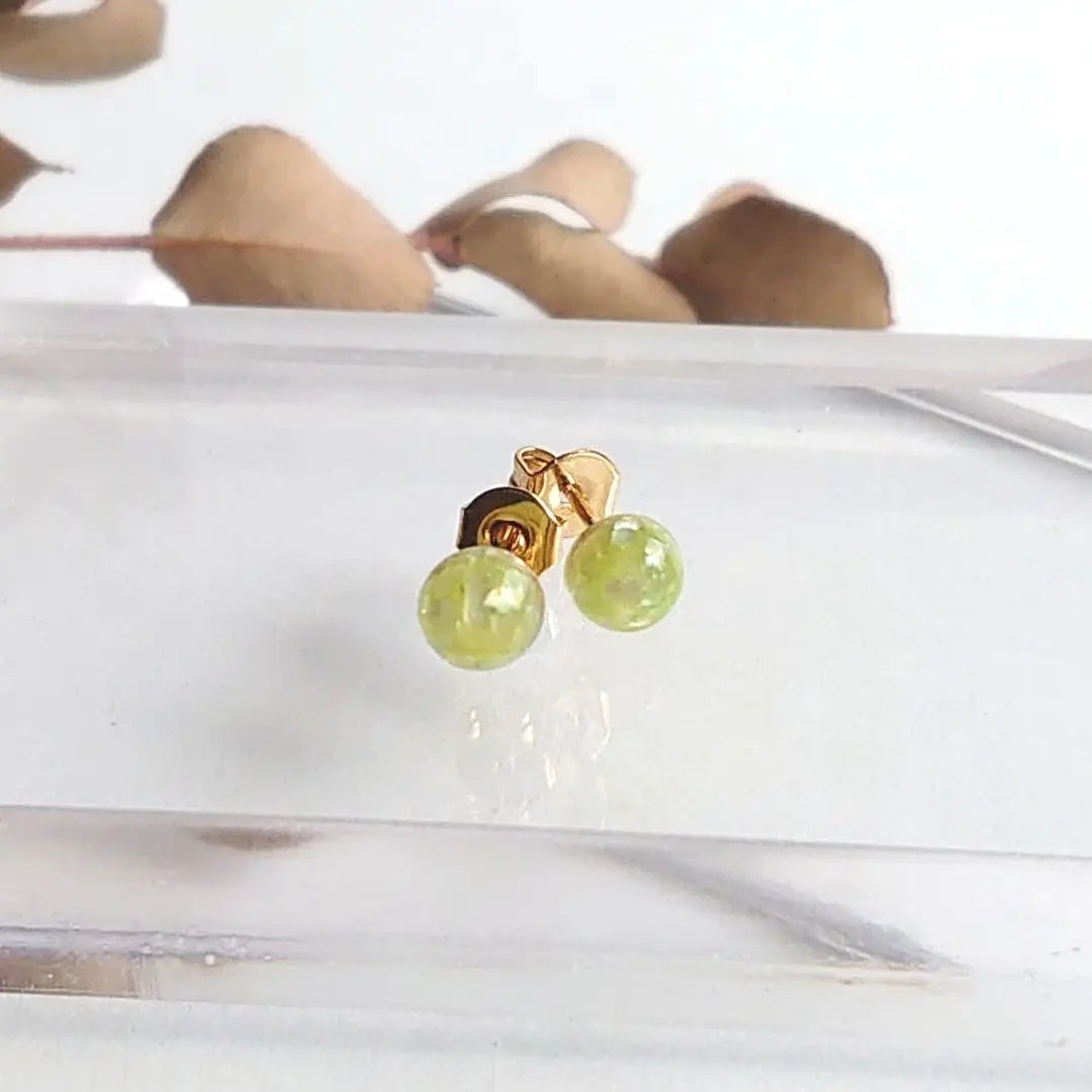 No.182 Handmade earrings resin shell small 1 grain green push