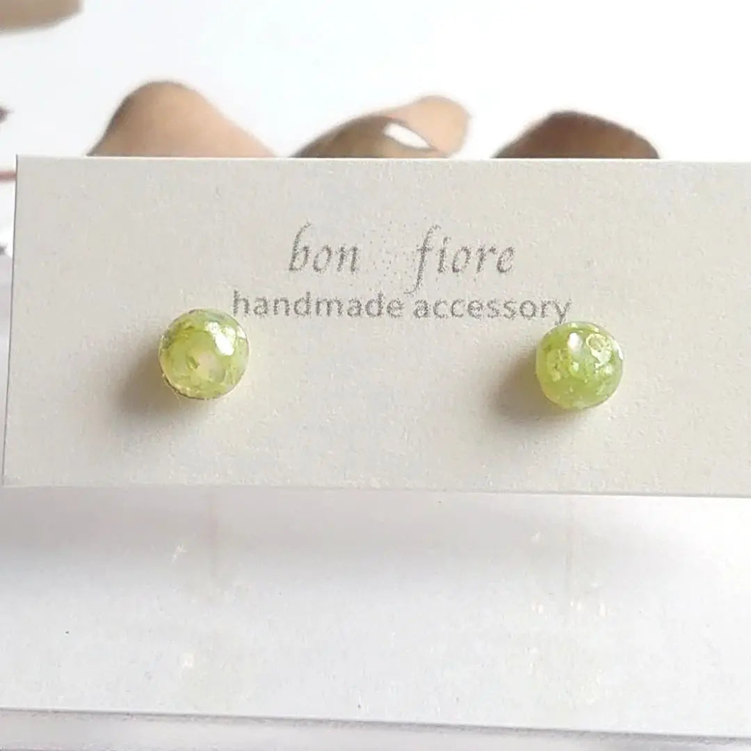 No.182 Pendientes hechos a mano concha de resina pequeña 1 grano verde push | NO.182 ハンドメイドピアス レジン シェル 小ぶり 一粒 グリーン 推し活