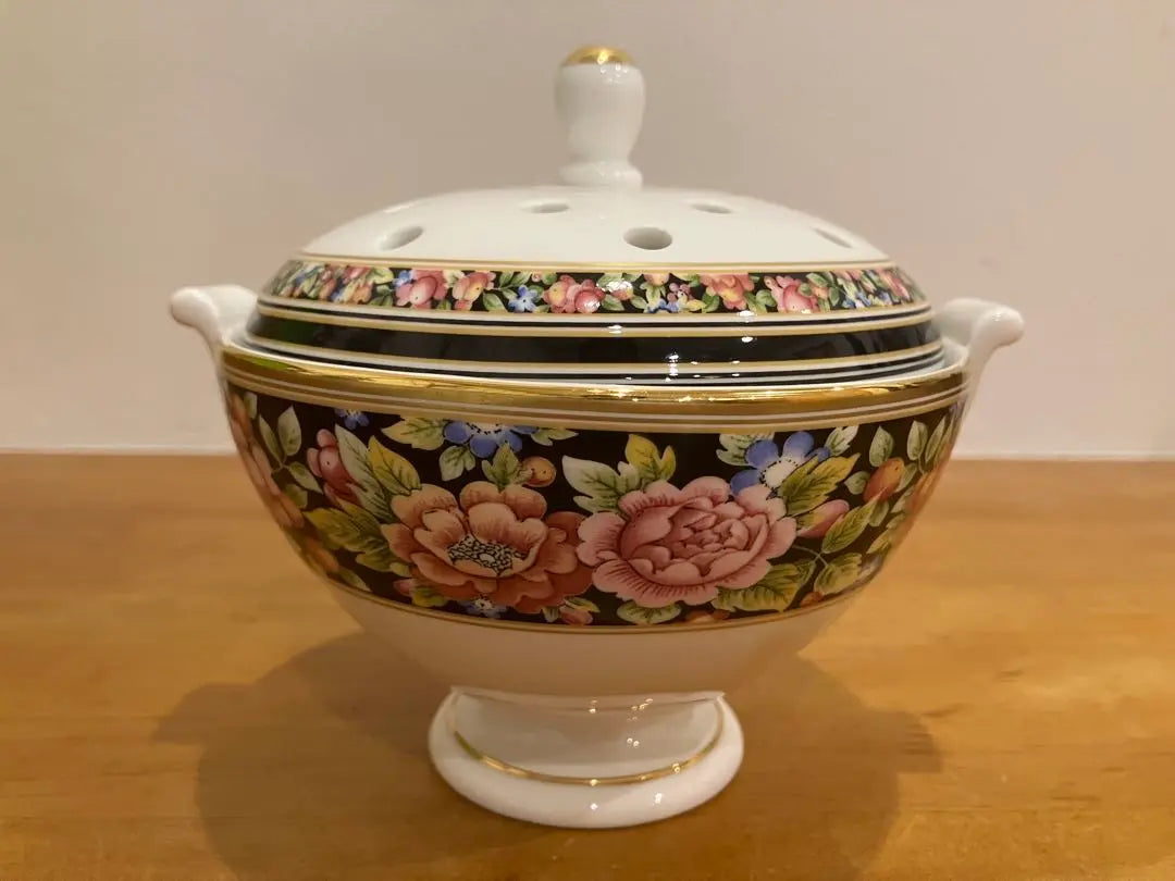 Discontinued product, rare, Wedgwood Clio potpourri pot