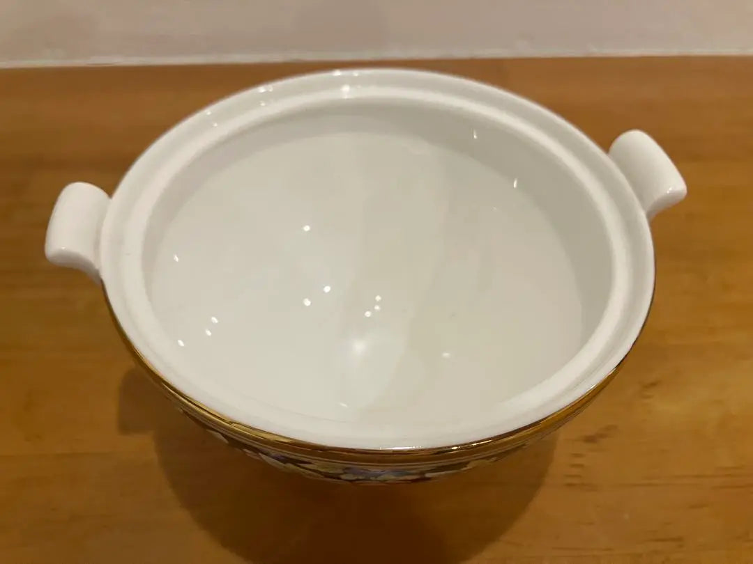 Discontinued product, rare, Wedgwood Clio potpourri pot