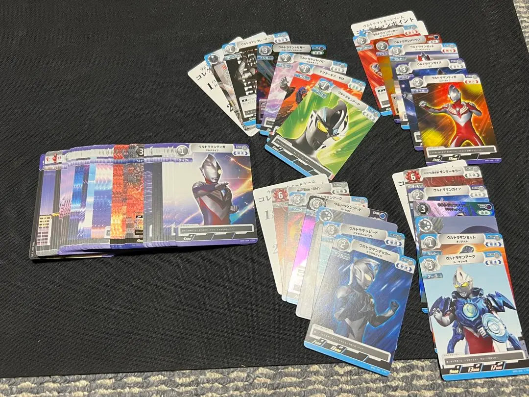 Baraja de inicio del juego de cartas Ultraman Super Space Heroes abierta y sin usar