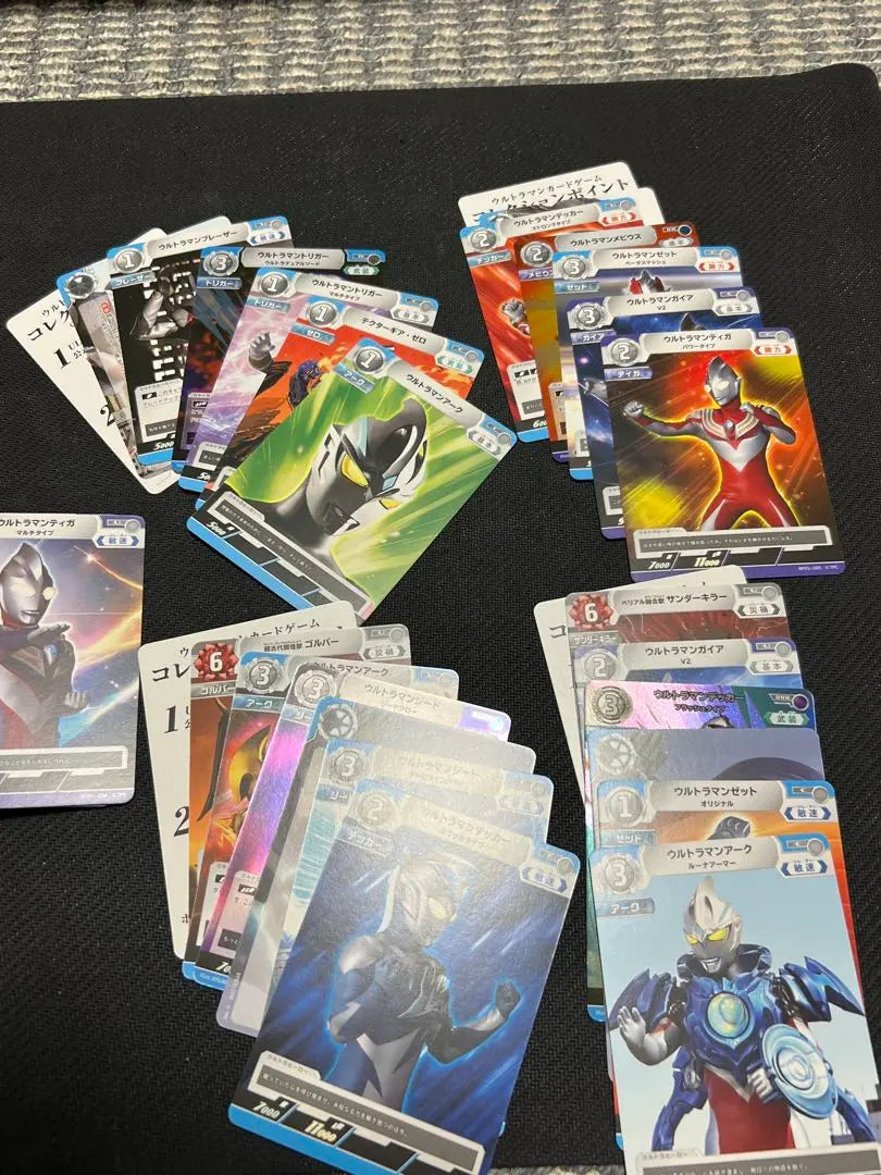 Baraja de inicio del juego de cartas Ultraman Super Space Heroes abierta y sin usar