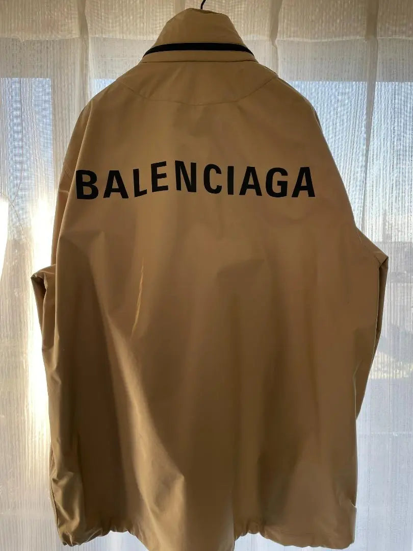 Cazadora cortavientos con logotipo en la espalda de BALENCIAGA