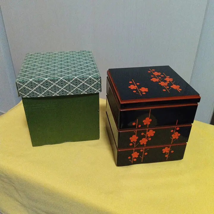 Three-tiered box