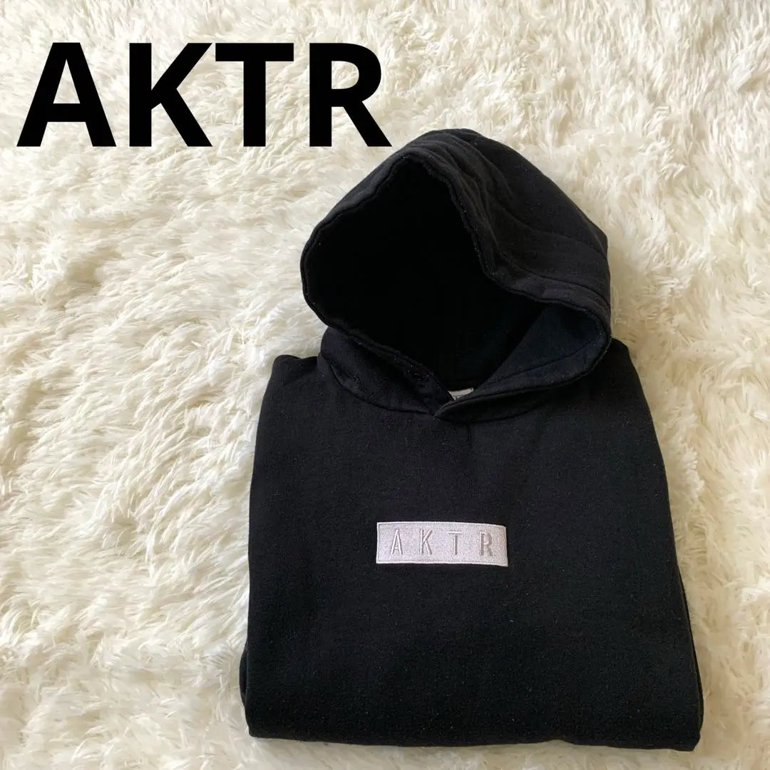 ◾︎Sudadera con capucha negra AKTR