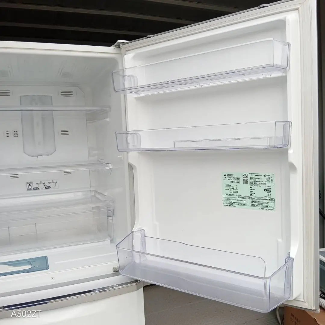 1204 Installation compatible Mitsubishi Large refrigerator with automatic ice making function 335L