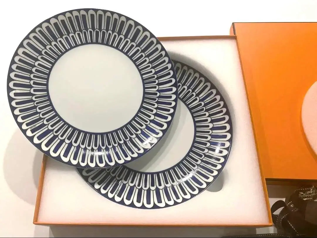 [Significant price reduction] Good condition, discontinued product, valuable Hermes Blue Daile, 2 plates