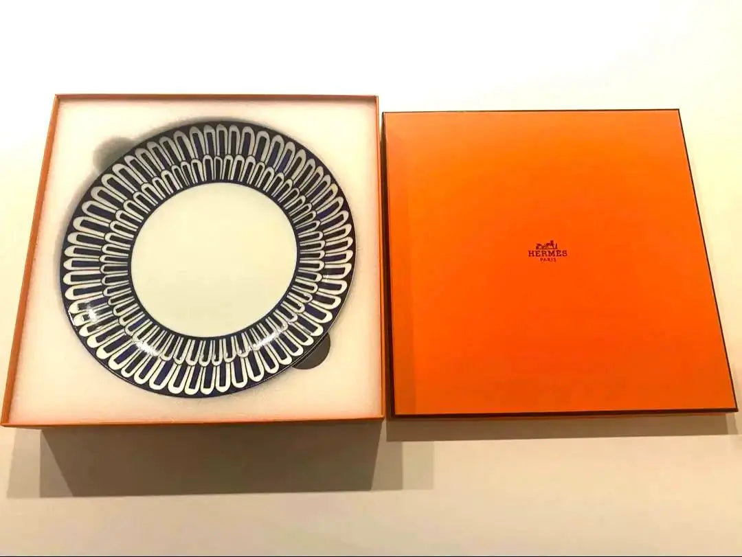 [Significant price reduction] Good condition, discontinued product, valuable Hermes Blue Daile, 2 plates