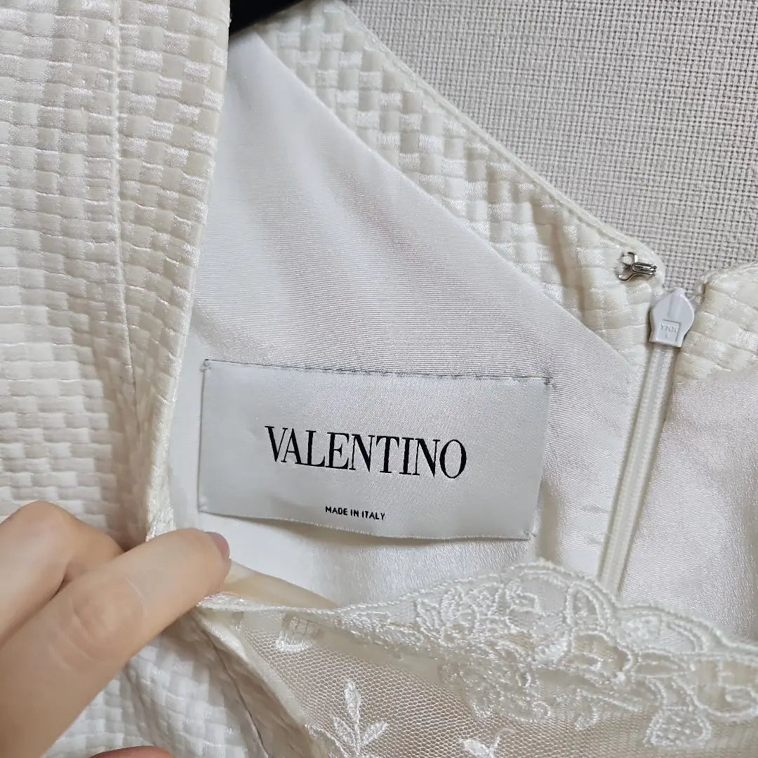 Vestido hasta la rodilla de manga corta VALENTINO en buen estado