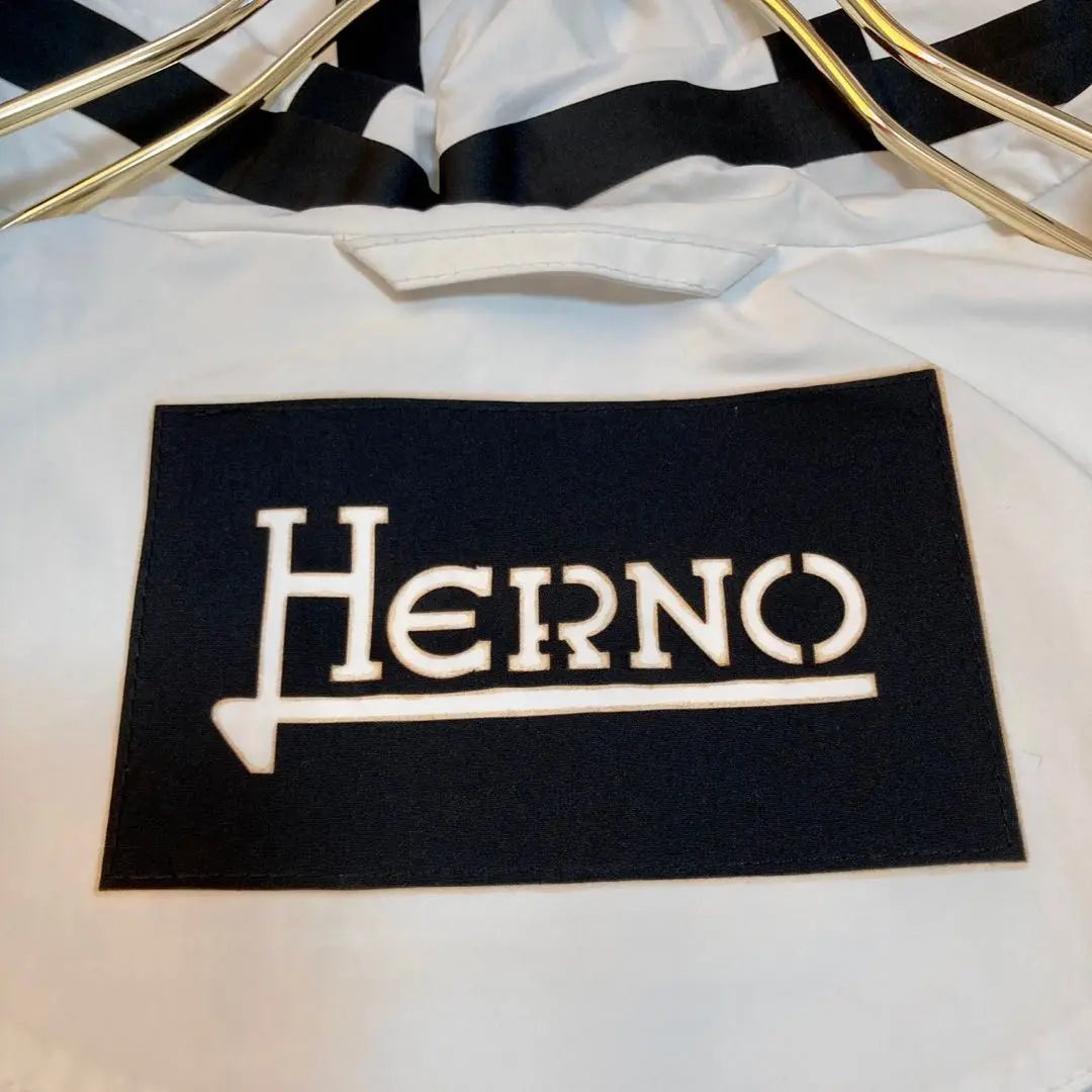 《Good condition》 Herno nylon jacket, white 50 hooded