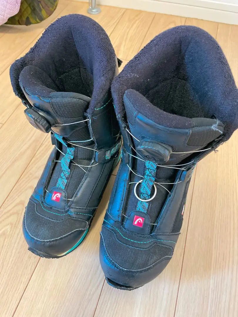 Snowboard and boot set